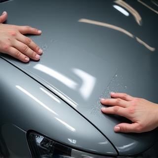 Installation d’un film de protection sur capot de voiture